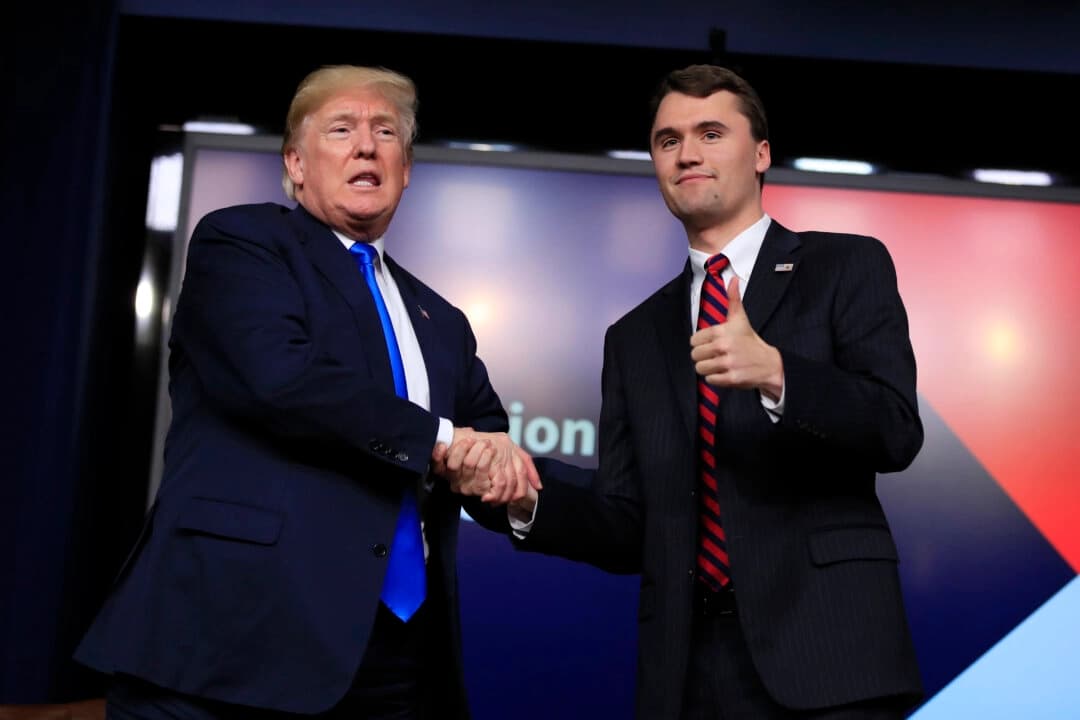 El presidente Donald Trump estrecha la mano del moderador Charlie Kirk durante un foro de Generation Next White House celebrado en el edificio ejecutivo Eisenhower, en el complejo de la Casa Blanca en Washington, el 22 de marzo de 2018. (AP Photo/Manuel Balce Ceneta, archivo).