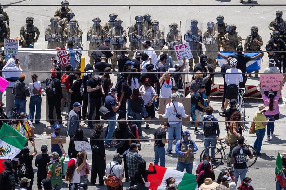 Manifestantes contra el ICE se enfrentan a agentes federales y a miembros de la Guardia Nacional de California en Los Ángeles el 8 de junio de 2025. (John Fredricks/The Epoch Times)