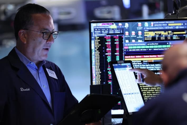 El Dow Jones cierra encima de los 46,000 puntos por 1.° vez y Wall Street apuesta por recortes de tasas