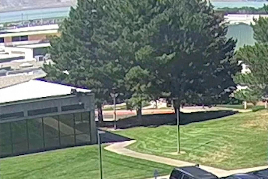 Una persona sospechosa de disparar y matar al influyente conservador Charlie Kirk desciende de un tejado en Orem, Utah, el 10 de septiembre de 2025, en una imagen fija de un vídeo. (Departamento de Seguridad Pública de Utah a través del FBI/captura de pantalla a través de The Epoch Times).