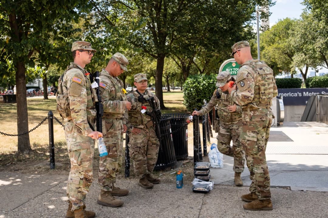 Miembros armados de la Guardia Nacional patrullan el National Mall en Washington el 27 de agosto de 2025. (Madalina Kilroy/The Epoch Times).