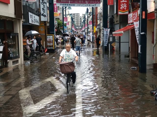 Una persona murió y otra resultó herida debido a las lluvias récord que provocaron inundaciones repentinas en Tokio
