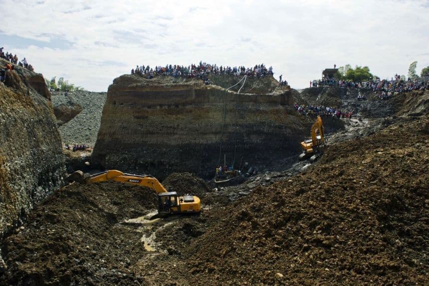 Los equipos de rescate trabajan en la retirada de lodos durante el rescate de un grupo de mineros en una mina de oro que se derrumbó en zona rural de Santander de Quilichao, departamento del Cauca, (Foto de LUIS ROBAYO/AFP vía Getty Images)