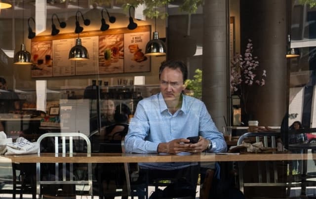 Sentimiento de los consumidores se deteriora y las perspectivas de inflación siguen estables: UMich