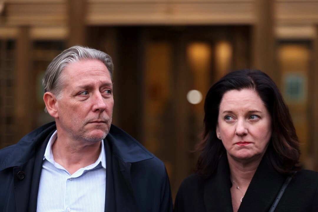 Charles McGonigal (izquierda), exjefe de contrainteligencia de la oficina del FBI en Nueva York, sale de la Corte Federal de Manhattan en la ciudad de Nueva York el 23 de enero de 2023. (Michael M. Santiago/Getty Images)