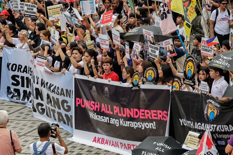Manifestantes se concentran en protesta contra todas las formas de corrupción en el Gobierno, de Filipinas. Esta se produce tras las investigaciones legislativas del Congreso que descubrieron presuntos actos de corrupción en los que estaban implicados funcionarios del Gobierno y contratistas. (EFE/EPA/ROLEX DELA PENA)