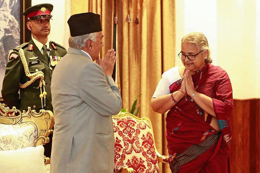 El presidente de Nepal, Ram Chandra Paudel (izquierda), toma juramento a la recién nombrada primera ministra del país, Sushila Karki la ex presidenta del Tribunal Supremo de Nepal, prestó juramento, después de que las mortíferas protestas contra la corrupción derrocaran al Gobierno. (SUJAN GURUNG/AFP a través de Getty Images)