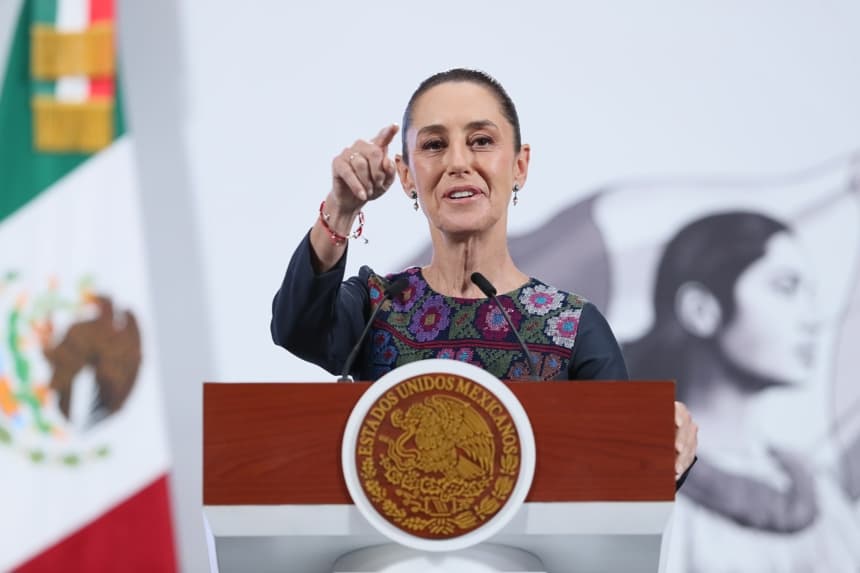 La presidenta de México, Claudia Sheinbaum, habla durante una rueda de prensa, en el Palacio Nacional de la Ciudad de México. Sheinbaum pidió al Congreso disminuir el gasto proyectado para el Poder Judicial en 2026 y reasignar alrededor de 15,000 millones de pesos (unos 750 millones de dólares) hacia sectores como salud, educación, cultura e infraestructura. (EFE/ Mario Guzmán)
