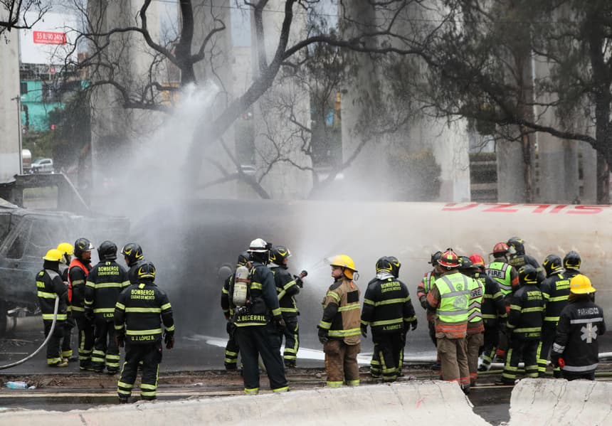 Integrantes del Cuerpo de Bomberos controlan un incendio luego del accidente de un camión de gas el pasado miércoles 10 de septiembre de 2025, en Ciudad de México. (EFE/Mario Guzmán)