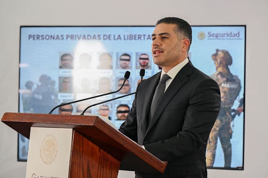 El secretario de Seguridad y Protección Ciudadana de México, Omar García Harfuch, habla durante una rueda de prensa en el edificio del Gabinete de Seguridad en la Ciudad de México. (YURI CORTEZ/AFP via Getty Images)