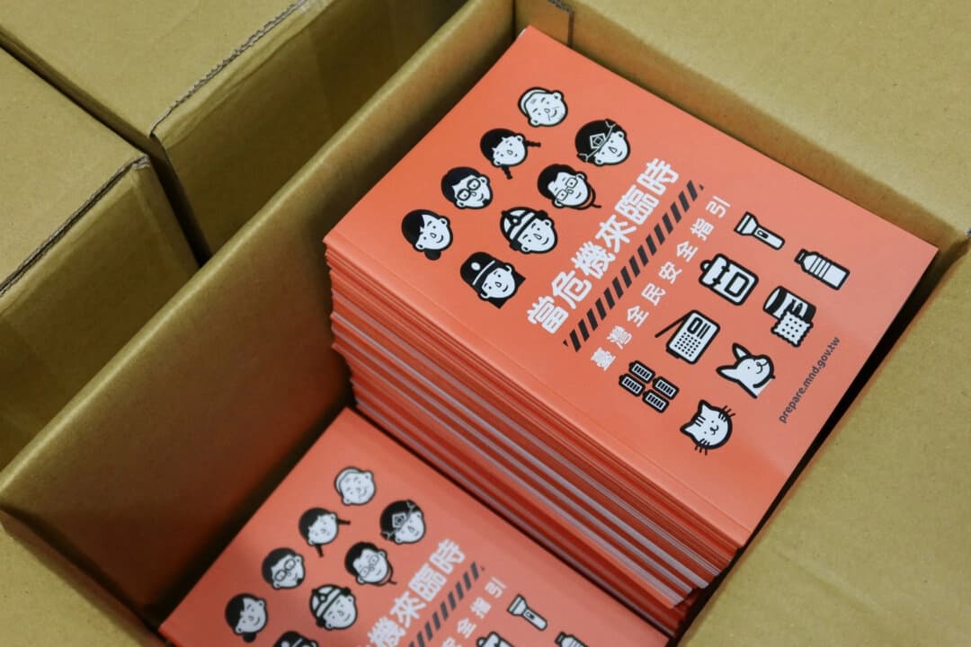 Copias del manual actualizado de defensa civil de Taiwán se almacenan en una caja en una imprenta de Taoyuan, Taiwán, el 2 de septiembre de 2025. (Fabian Hamacher/Reuters).