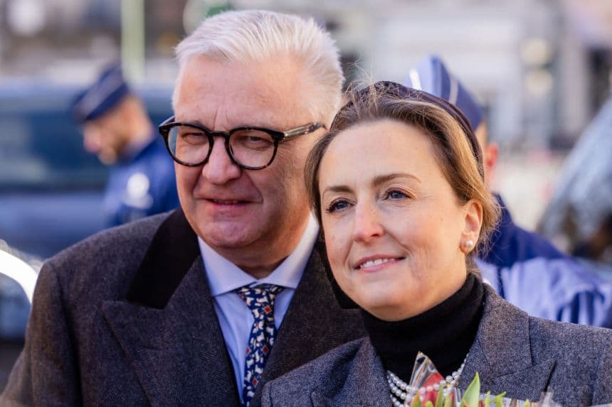 LAEKEN, BÉLGICA: El príncipe Laurent y la princesa Claire de Bélgica asisten a la misa anual en memoria de los miembros fallecidos de la familia real en la iglesia Notre-Dame de Laeken (Foto de Geert Vanden Wijngaert/Getty Images)