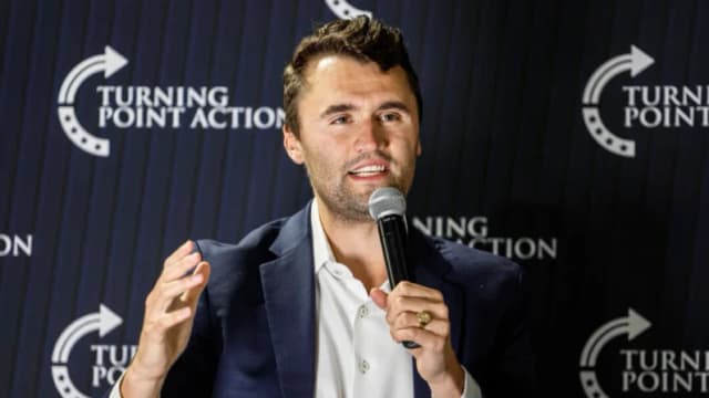 La mayoría de los equipos locales de la NFL rinden homenaje a Charlie Kirk tras su asesinato