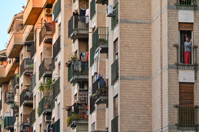 Hombre intenta suicidarse lanzándose del 4.º piso en Milán, pero al caer impacta a su vecina y la mata