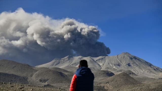 Un hombre observa cómo se eleva una columna de humo y cenizas desde el cráter del volcán Ubinas, situado en la región de Moquegua, al sur de Perú. (Foto de DIEGO RAMOS/AFP a través de Getty Images)