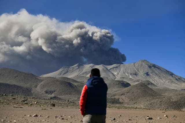 Perú mantiene alerta naranja por el volcán Sabancaya, que podría lanzar ceniza hasta 7 km de altura