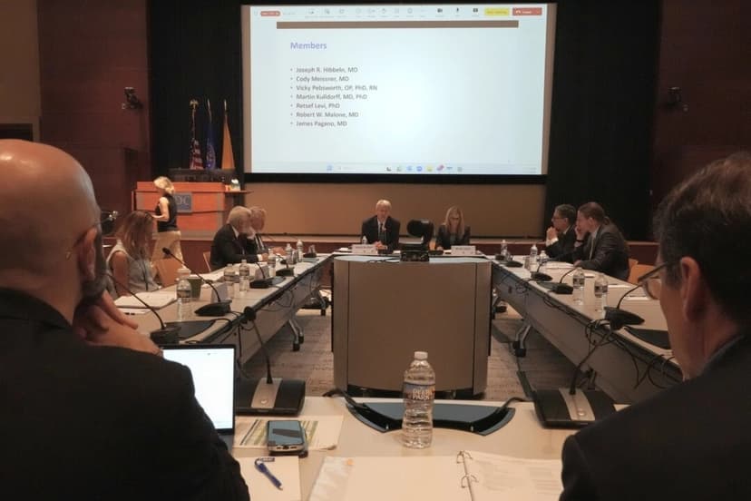 Participantes de los Centros para el Control y la Prevención de Enfermedades escuchan a los ponentes durante una reunión del Comité Asesor sobre Prácticas de Inmunización en Atlanta, el 25 de junio de 2025. (Mike Stewart/AP Photo)