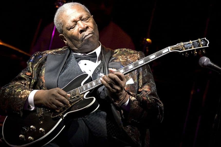 La leyenda del blues B.B. King en su concierto número 10,000 en el B.B. King Blues Club & Grill de Times Square el 18 de abril de 2006 en Nueva York. King fue ganador de nueve premios Grammy, comenzó su carrera en 1947. (Foto de Astrid Stawiarz/Getty Images)