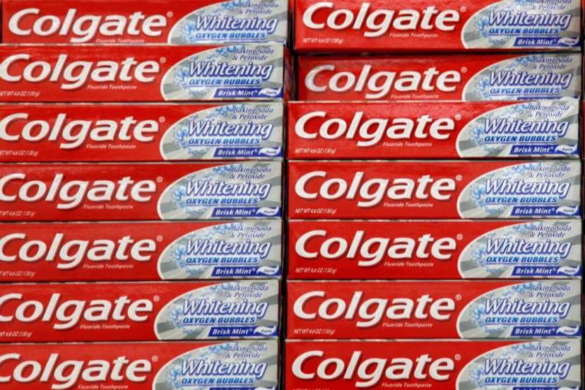 Exhibición de pasta dental Colgate en un estante de una tienda. (Rick Wilking/Reuters)