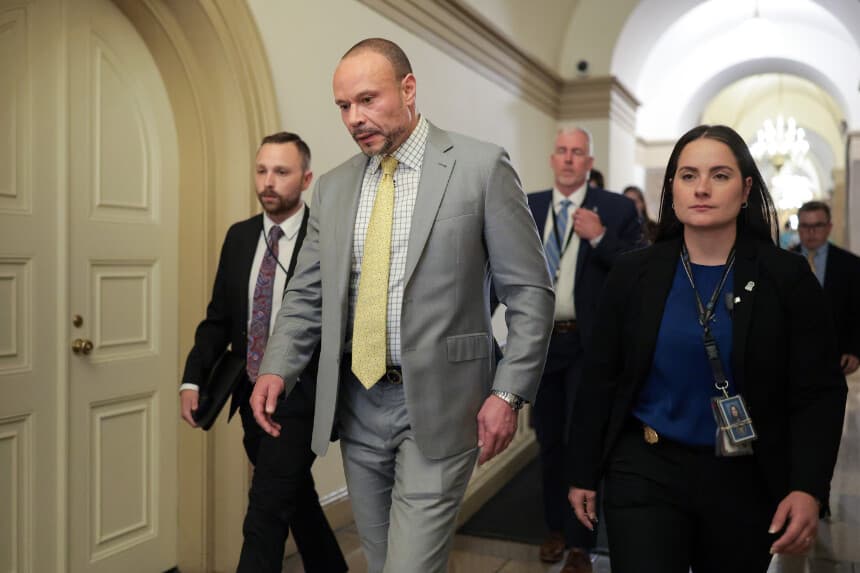 El subdirector del FBI, Dan Bongino, se marcha tras reunirse con legisladores republicanos en el Capitolio de Estados Unidos, en Washington, el 25 de junio de 2025. (Kayla Bartkowski/Getty Images).