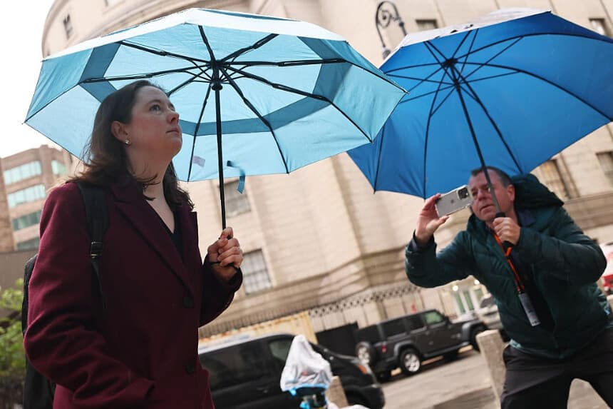 La fiscal estadounidense Maurene Ryan Comey llega al Tribunal Federal de Manhattan, en la ciudad de Nueva York, el 22 de mayo de 2025. (Michael M. Santiago/Getty Images).