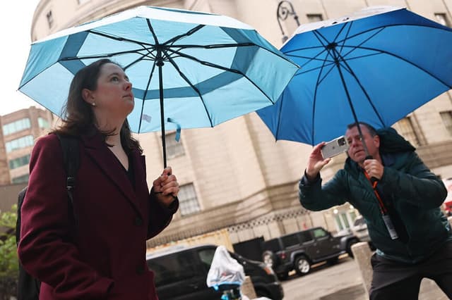 Hija de exdirector del FBI Comey demanda al DOJ y califica su despido de político