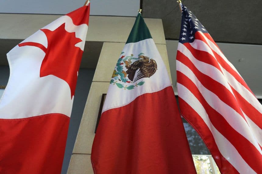 Las banderas de México, Estados Unidos y Canadá se encuentran en el vestíbulo donde se celebra la tercera ronda de renegociaciones del TLCAN en Ottawa, Ontario, el 24 de septiembre de 2017.  (LARS HAGBERG/AFP a través de Getty Images)
