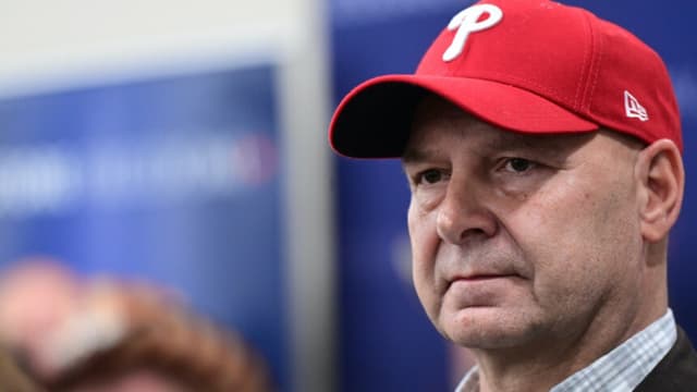 Senador Mastriano advierte sobre represión del PCCh y rechaza izar bandera china en Filadelfia