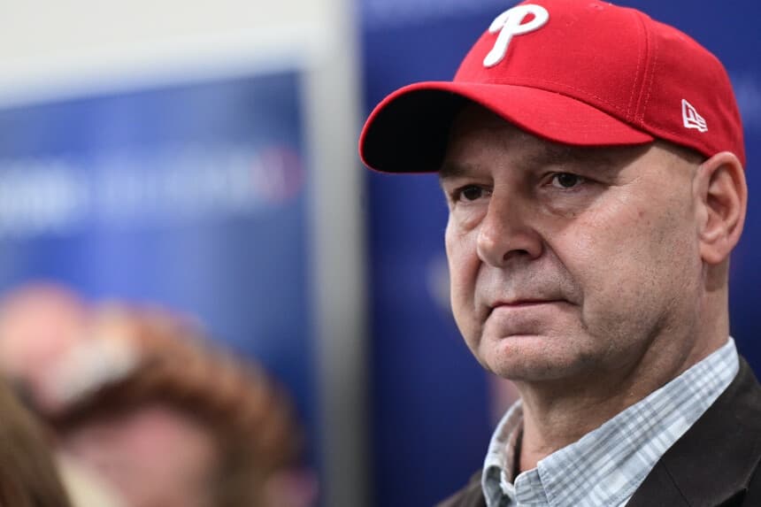 El entonces candidato republicano a gobernador de Pensilvania, Doug Mastriano, se dirige a los periodistas tras un mitin en el complejo deportivo Spooky Nook Sports de Manheim, Pensilvania, el 29 de octubre de 2022. (Mark Makela/Getty Images).