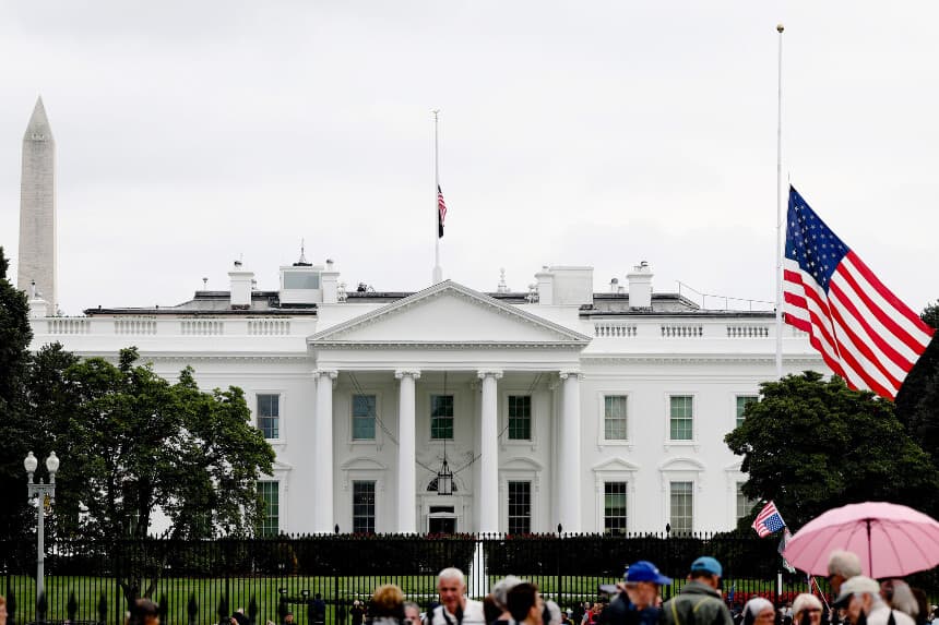 Las banderas estadounidenses cerca de la Casa Blanca, en el jardín norte, ondean a media asta tras la muerte del fundador de Turning Point USA y comentarista conservador Charlie Kirk, en Washington, el 10 de septiembre de 2025. (Anna Moneymaker/Getty Images).