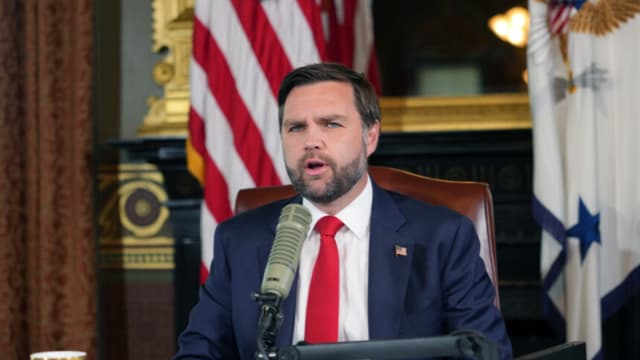 Vance rinde homenaje a Charlie Kirk con emisión especial del programa de Kirk