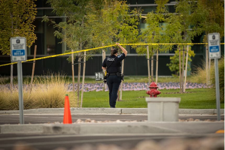Oficiales de policía patrullan los terrenos de la Universidad del Valle de Utah tras el fatal tiroteo del activista político Charlie Kirk, en Orem, Utah, el 13 de septiembre de 2025. (Chet Strange/Getty Images).