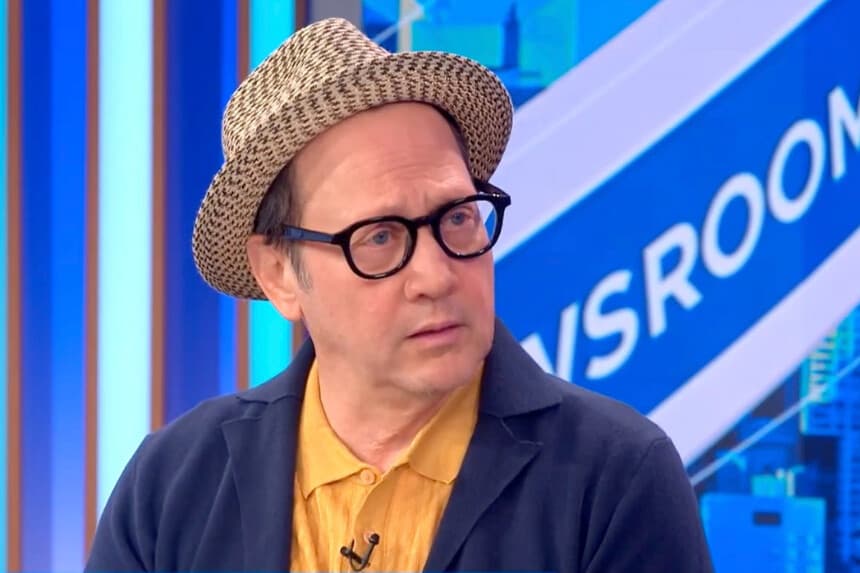 El actor y comediante Rob Schneider habla sobre el legado de Charlie Kirk en una entrevista con NTD Television en la ciudad de Nueva York el 15 de septiembre de 2025. (NTD).