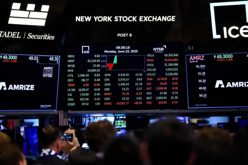 Las cifras del mercado bursátil se muestran en la sala de la Bolsa de Nueva York durante la sesión matinal de negociación en la ciudad de Nueva York, el 23 de junio de 2025. (Michael M. Santiago/Getty Images).
