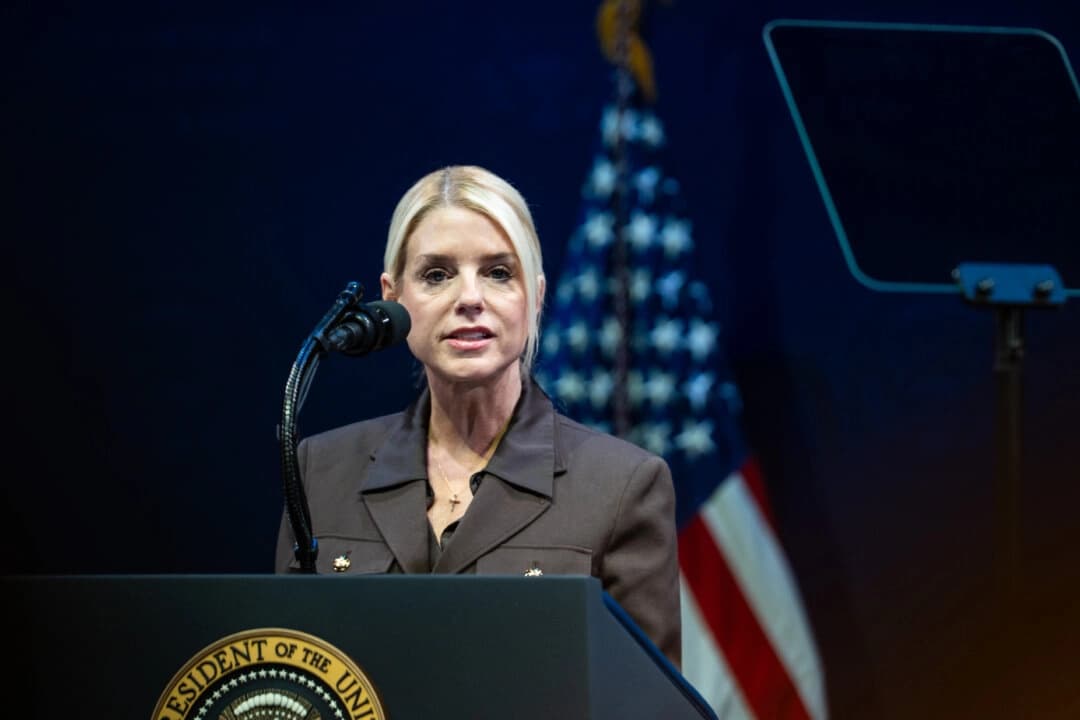La fiscal general Pam Bondi habla ante la Comisión de Libertad Religiosa en el Museo de la Biblia de Washington el 8 de septiembre de 2025. (Madalina Kilroy/The Epoch Times).