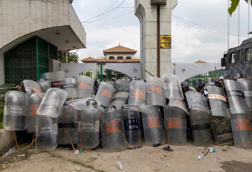 Policías protegen la sede del Parlamento nepalí durante las recientes protestas. (EFE/EPA/NARENDRA SHRESTHA)