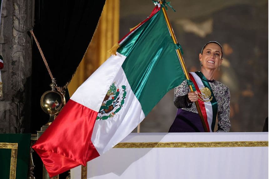 La presidenta de México, Claudia Sheinbaum, ondea la bandera mexicana durante el Grito de Independencia anual, como parte de la celebración del Día de la Independencia de México en el Zócalo, el 15 de septiembre de 2025 en la Ciudad de México, México. (Héctor Vivas/Getty Images)