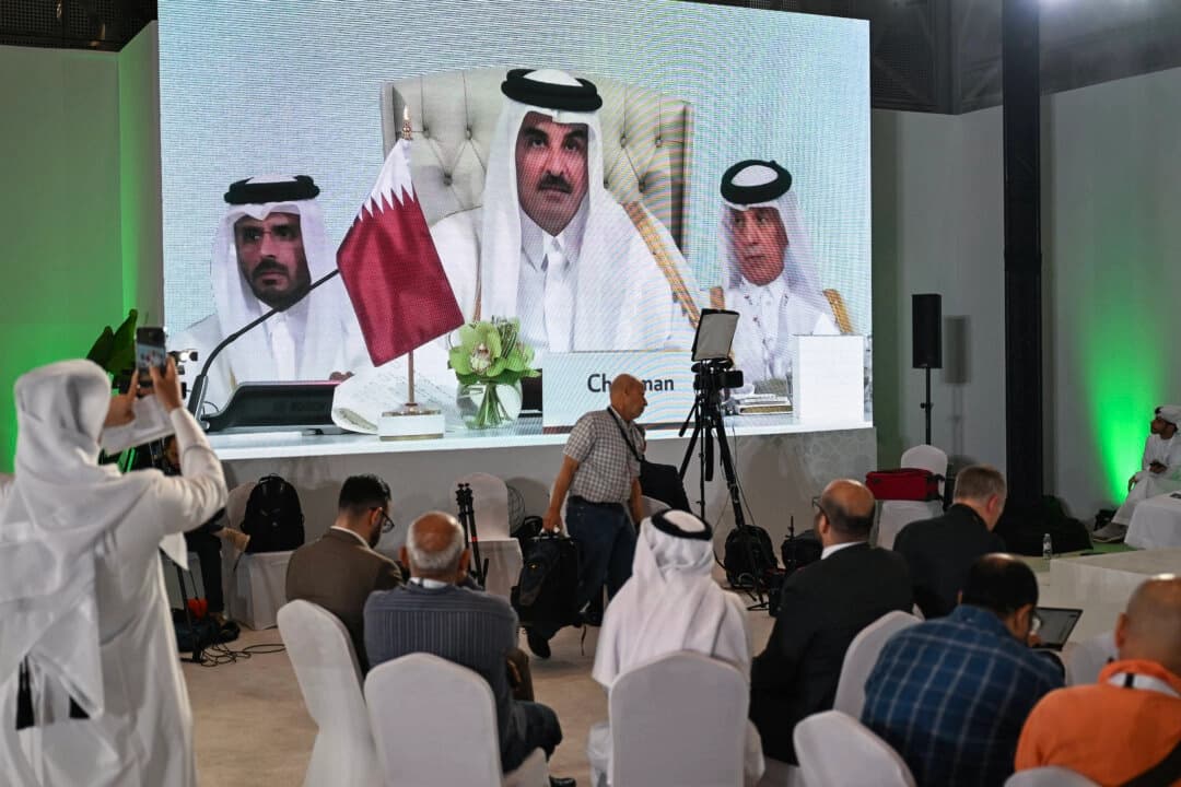 Los periodistas siguen el discurso del emir de Catar, el jeque Tamim bin Hamad Al-Thani, en el centro de prensa, durante la inauguración de la cumbre árabe-islámica de emergencia de 2025 en Doha, el 15 de septiembre de 2025. (Foto de Mahmud HAMS / AFP).