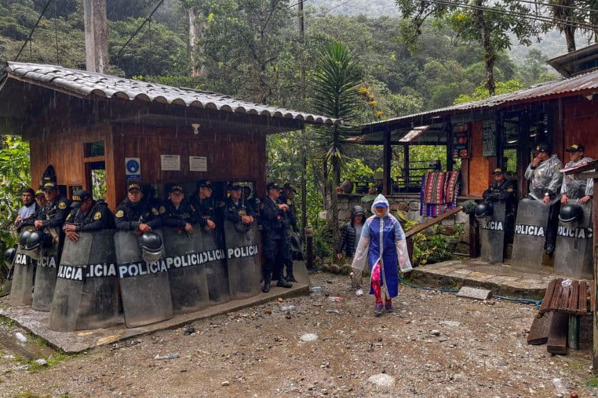 La policía antidisturbios vigila la entrada al sendero que conduce a las ruinas desde Machu Picchu Pueblo, Perú. Los turistas siguen llegando a la ciudad que da servicio a Machu Picchu, en Perú. (Foto de CAROLINA PAUCAR/AFP a través de Getty Images)