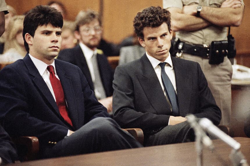 Lyle (izquierda) y Erik Menéndez sentados en la Corte Municipal de Beverly Hills, donde sus abogados retrasaron la presentación de sus alegatos en su nombre, en Beverly Hills, California, el 12 de marzo de 1990. (Nick Ut/AP Photo).