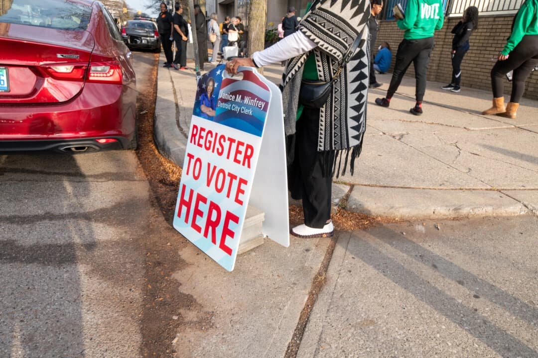 Personas esperando para registrarse para votar en el registro de votantes del mismo día fuera de la sede del Departamento Electoral de Detroit, en Detroit, Míchigan, el 5 de noviembre de 2024. (Davslens Photography para The Epoch Times).