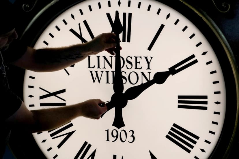 Dan LaMoore ajusta las manecillas de un reloj de correos Seth Thomas en Electric Time Company en Medfield, Massachusetts, el 23 de octubre de 2020. Foto: (Elise Amendola/AP)