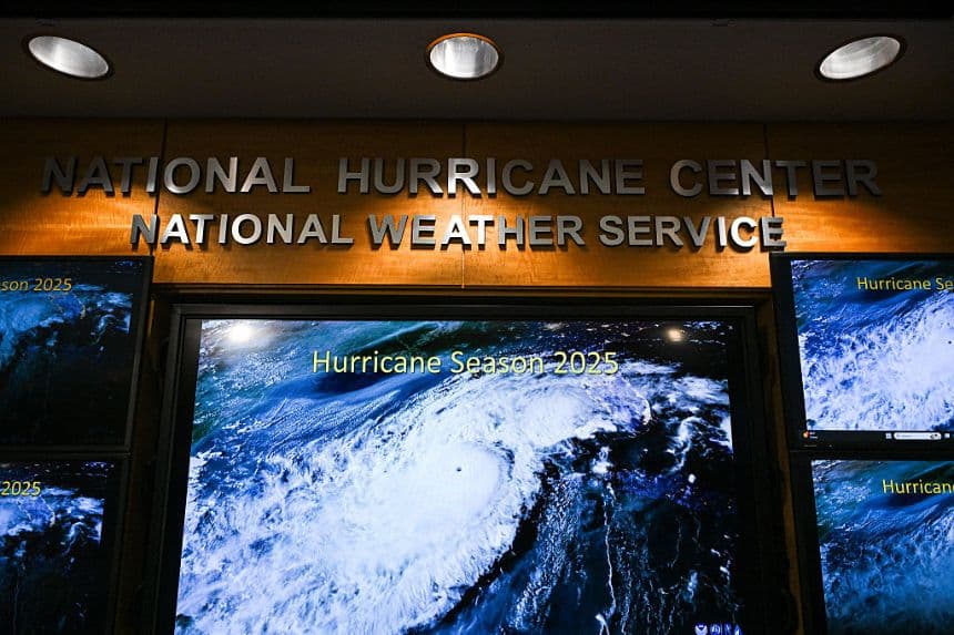 Las pantallas muestran modelos de huracanes en el Centro Nacional de Huracanes (NHC) de la Administración Nacional Oceánica y Atmosférica (NOAA) en Miami, Florida, (Foto de CHANDAN KHANNA/AFP a través de Getty Images)