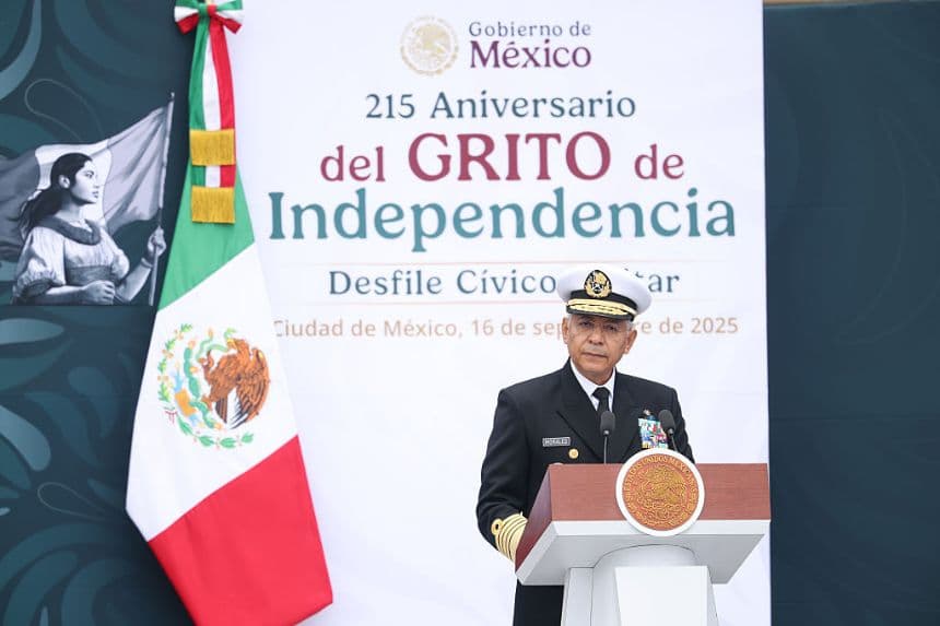 El secretario de Marina de México, almirante Raymundo Pedro Morales Ángeles, habla durante el desfile militar del Día de la Independencia en el Zócalo, el 16 de septiembre de 2025 en la Ciudad de México, México. (Héctor Vivas/Getty Images)