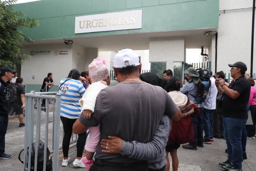 Familiares de las victimas por la explosión de camión de gas permanecen a las afueras del Hospital General Dr. Rubén Leñero en la Ciudad de México. (EFE/ Mario Guzmán)