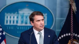 Depto. de Justicia de EE. UU. volvió a publicar 119 páginas censuradas de los archivos de Epstein