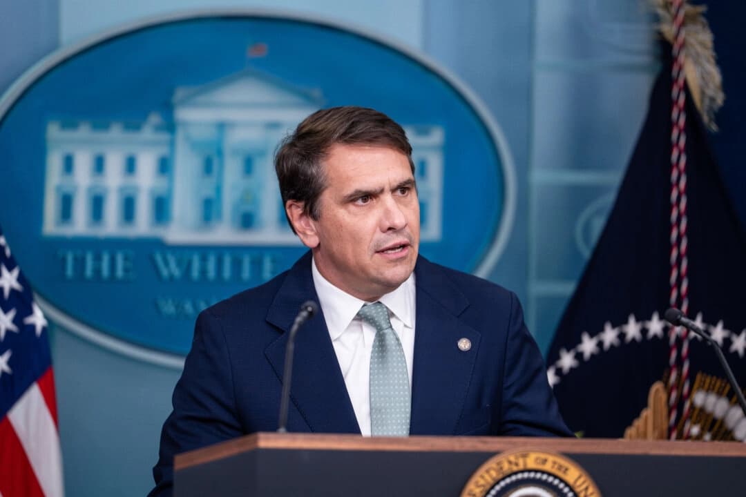 El fiscal general adjunto Todd Blanche habla con los periodistas en la sala de prensa James S. Brady de la Casa Blanca el 27 de junio de 2025. (Madalina Kilroy/The Epoch Times)