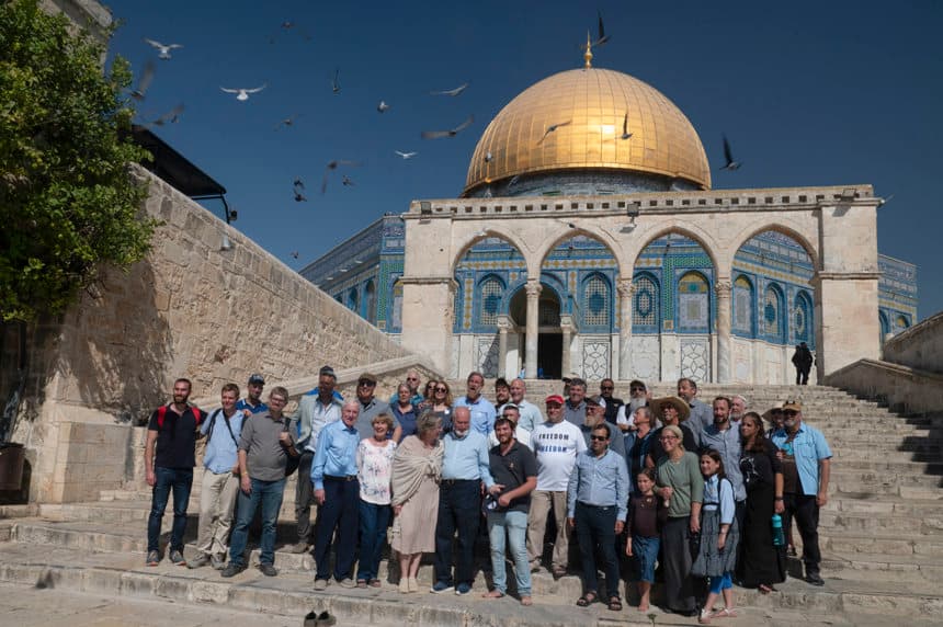Decenas de judíos, acompañados por algunos cristianos, rezaron este miércoles en memoria del asesinado activista conservador Charlie Kirk en la Explanada de las Mezquitas de Jerusalén (conocida por ellos como el Monte del Templo). El grupo estuvo acompañado todo el rato por un dispositivo policial, y una vez en la Explanada entonaron cánticos y leyeron pasajes de la Torá.-(EFE/ Magda Gibelli)