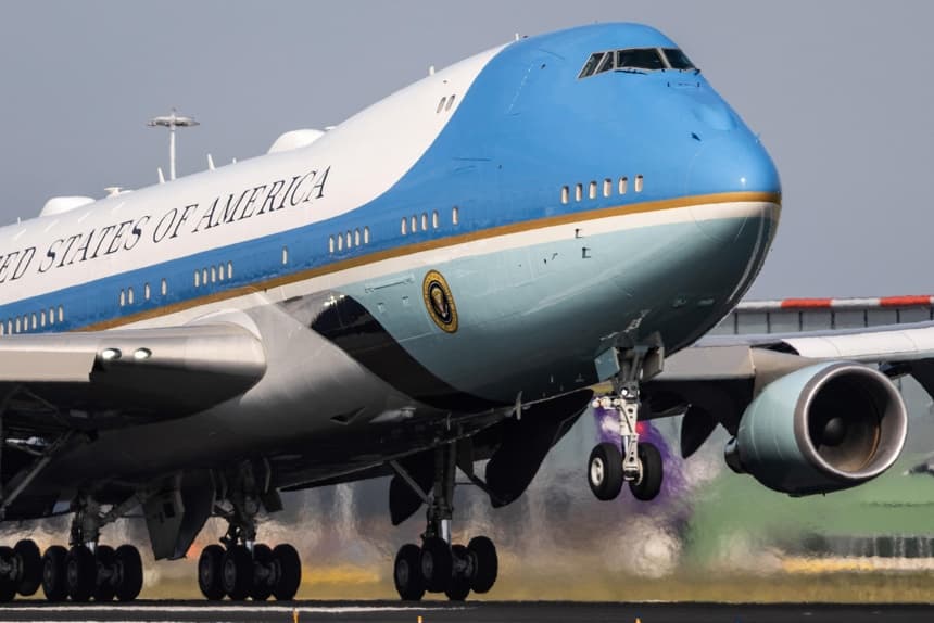 Piloto es advertido por acercarse al Air Force One: "Deje el iPad y preste atención"