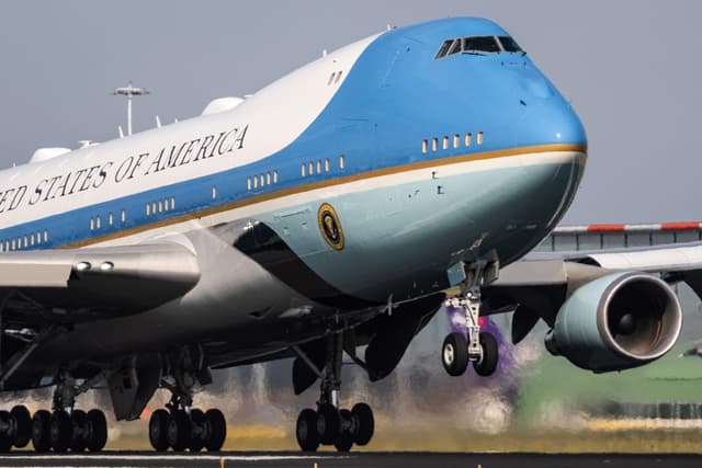 Piloto es advertido por acercarse al Air Force One: "Deje el iPad y preste atención"